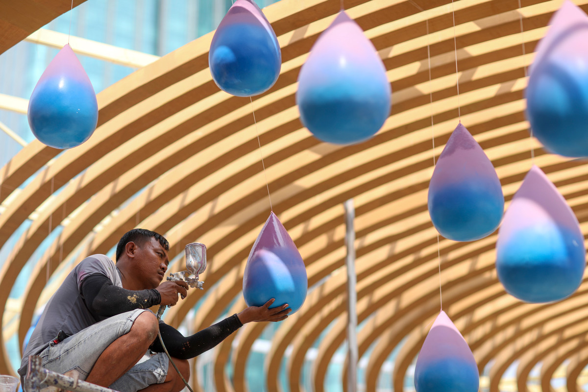 Các công nhân đang tất bật tăng ca ngày đêm để kịp đảm bảo đúng tiến độ khai mạc vào tối 28 Tết.