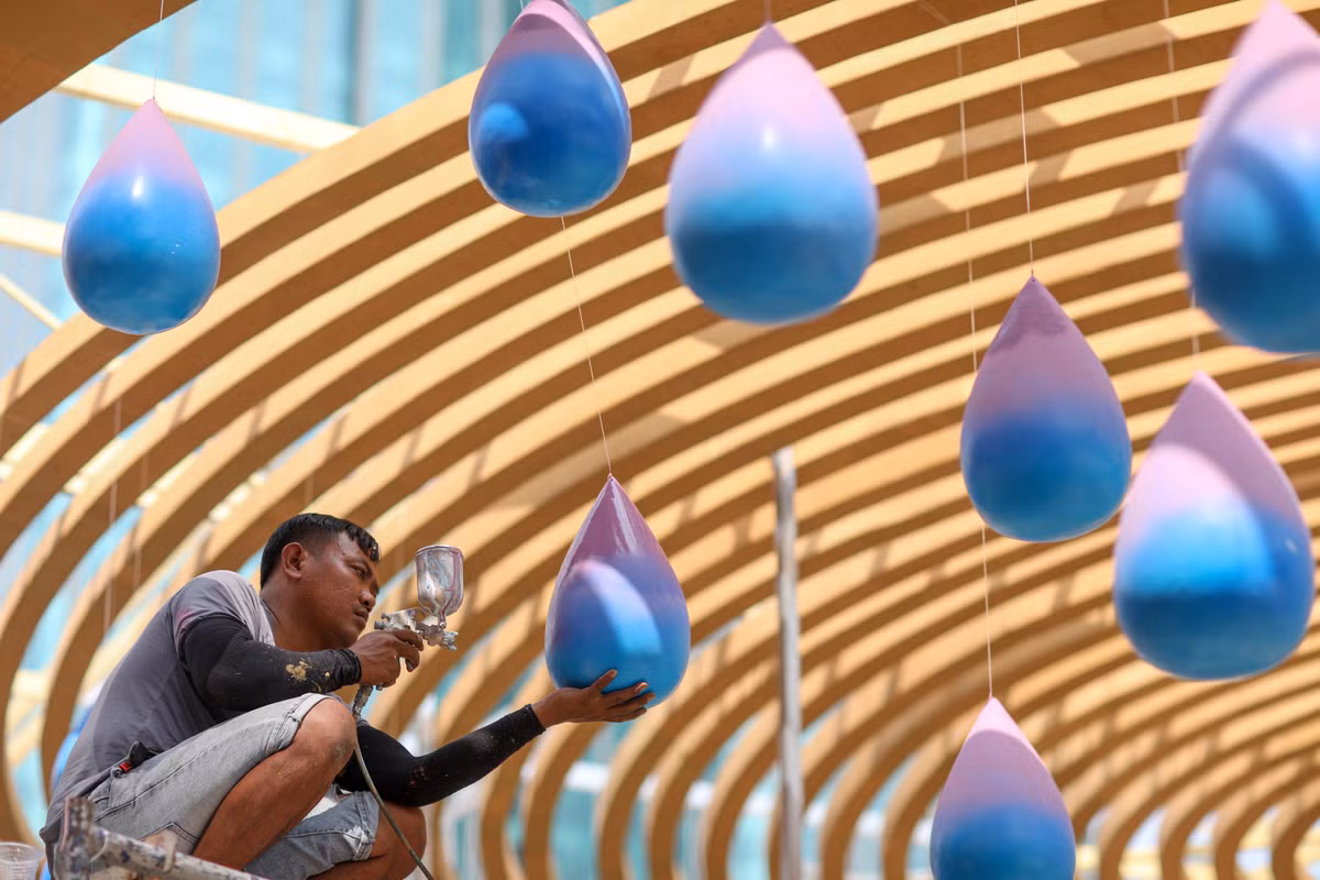 Các công nhân đang tất bật tăng ca ngày đêm để kịp đảm bảo đúng tiến độ khai mạc vào tối 28 Tết.