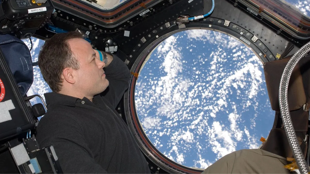 Ronald Garan, cựu phi hành gia NASA, đã trải qua 178 ngày trên không gian và trải nghiệm “Hiệu ứng tổng quan” - một cảm xúc mạnh mẽ khi nhìn Trái Đất từ bên ngoài. (Ảnh: NASA)
