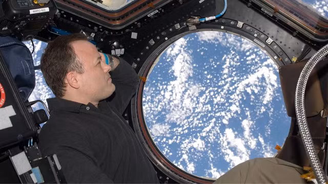 Ronald Garan, cựu phi hành gia NASA, đã trải qua 178 ngày trên không gian và trải nghiệm “Hiệu ứng tổng quan” - một cảm xúc mạnh mẽ khi nhìn Trái Đất từ bên ngoài. (Ảnh: NASA)