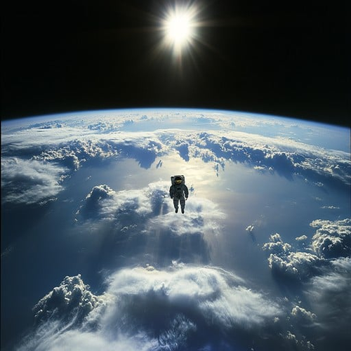 Ông mô tả Trái Đất từ quỹ đạo là một khối cầu sống động, mong manh, được bao phủ bởi một lớp khí quyển mỏng manh đến mức đáng sợ .(Ảnh: StockCake)