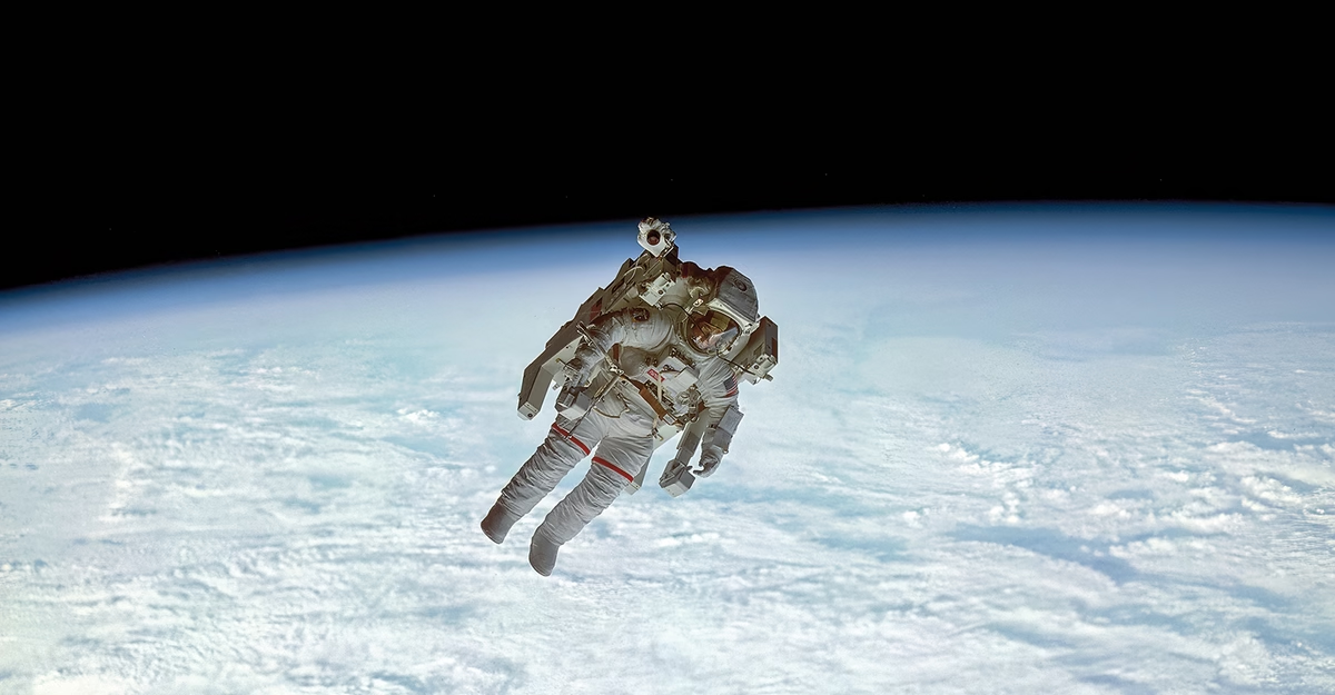 Ông nhấn mạnh rằng chúng ta không còn coi mình là một phần của Trái Đất, mà đang hành xử như những “kẻ ngoài cuộc” với chính hành tinh của mình. (Ảnh: The Atlantic)