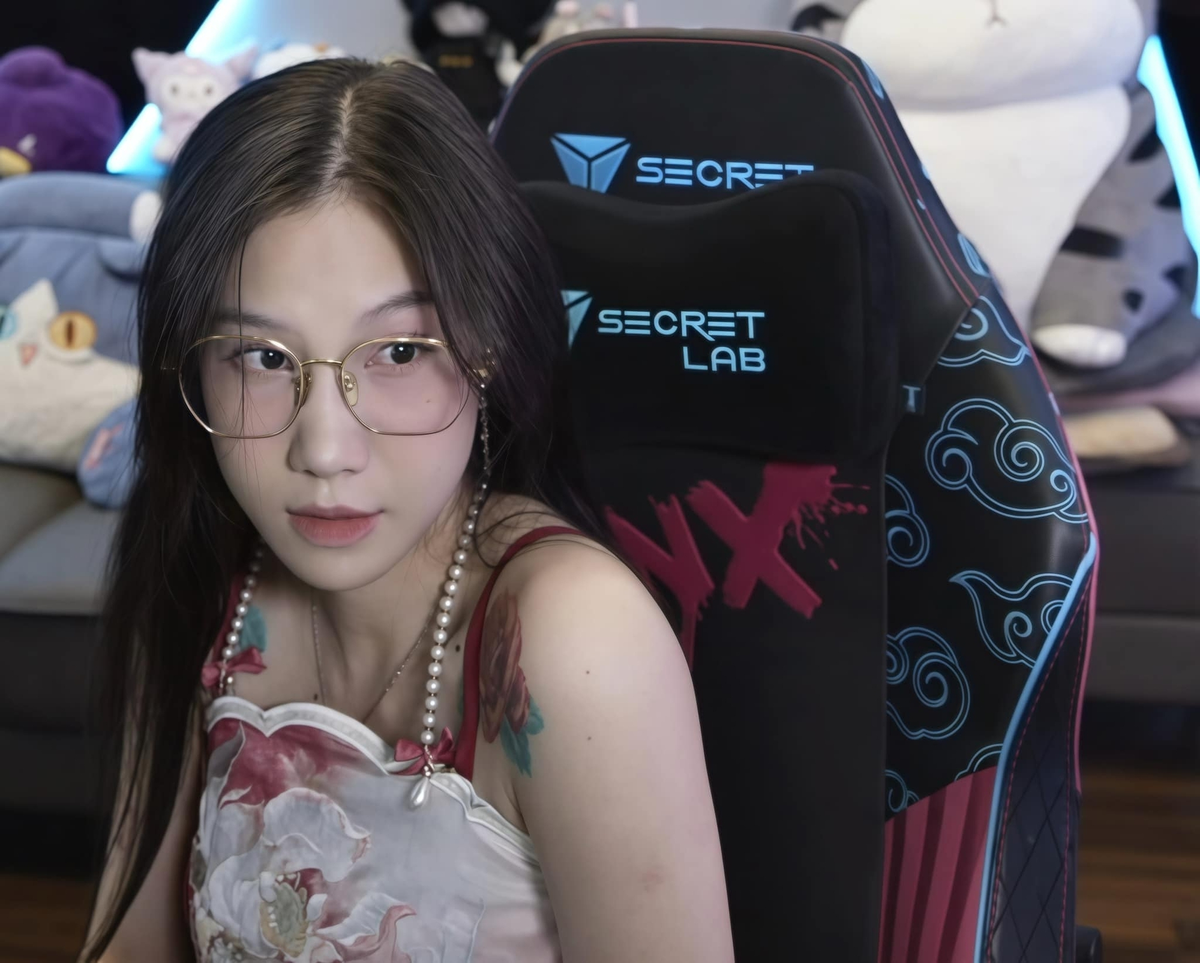 Alicia Meow (Đỗ Thùy Trang) là nữ streamer nổi tiếng từ năm 2018 nhờ kỹ năng chơi game mạnh mẽ và phong cách cá tính.