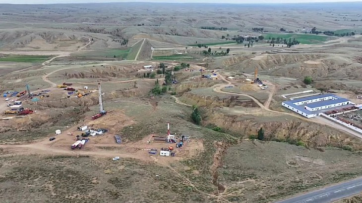 Phương pháp khai thác hiện đại như thấm lọc tại chỗ (bơm dung dịch CO₂ + oxy để hòa tan uranium) được áp dụng, giảm tác động môi trường so với khai thác truyền thống. (Ảnh:world-nuclear-news.org)