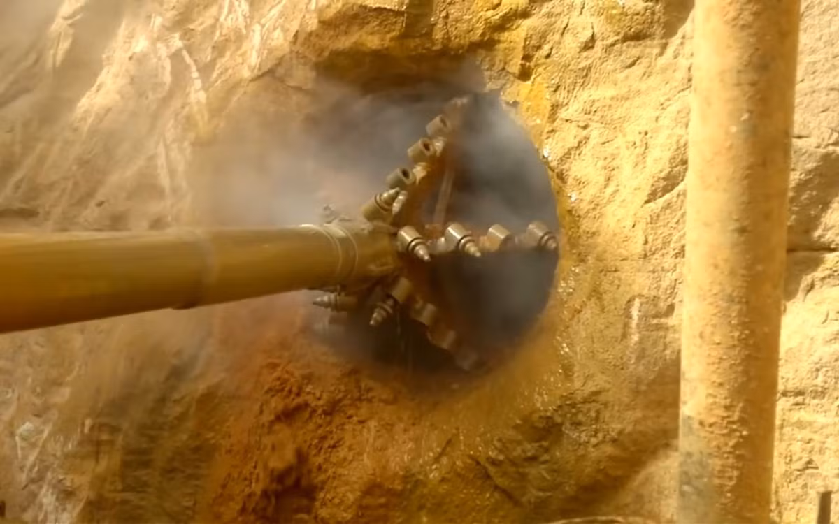 " Kho báu" uranium lộ diện ở độ sâu 4.800m tại Nội Mông khi công trường khoan 31 mũi dừng thi công vì phát hiện đá trắng ánh vàng nặng 48kg. (Ảnh: markettimes.vn)