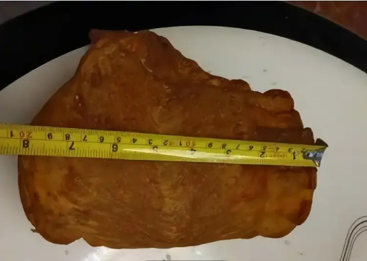 Đáng kinh ngạc, dù trải qua 50 năm, bong bóng cá vẫn nguyên vẹn, không hư hỏng nhờ được bảo quản kín trong thùng gạo.