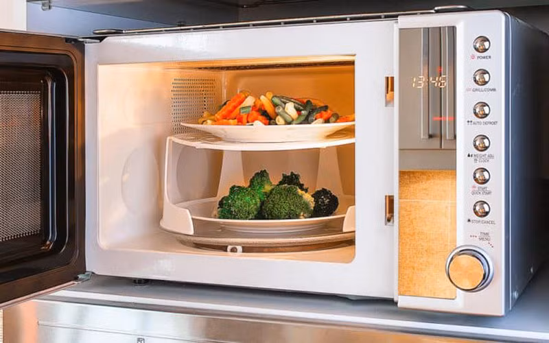Lò vi sóng: Công suất từ 800W–1.500W, có thể tiêu tốn nhiều điện nếu sử dụng liên tục để hâm nóng, rã đông hoặc nấu ăn.