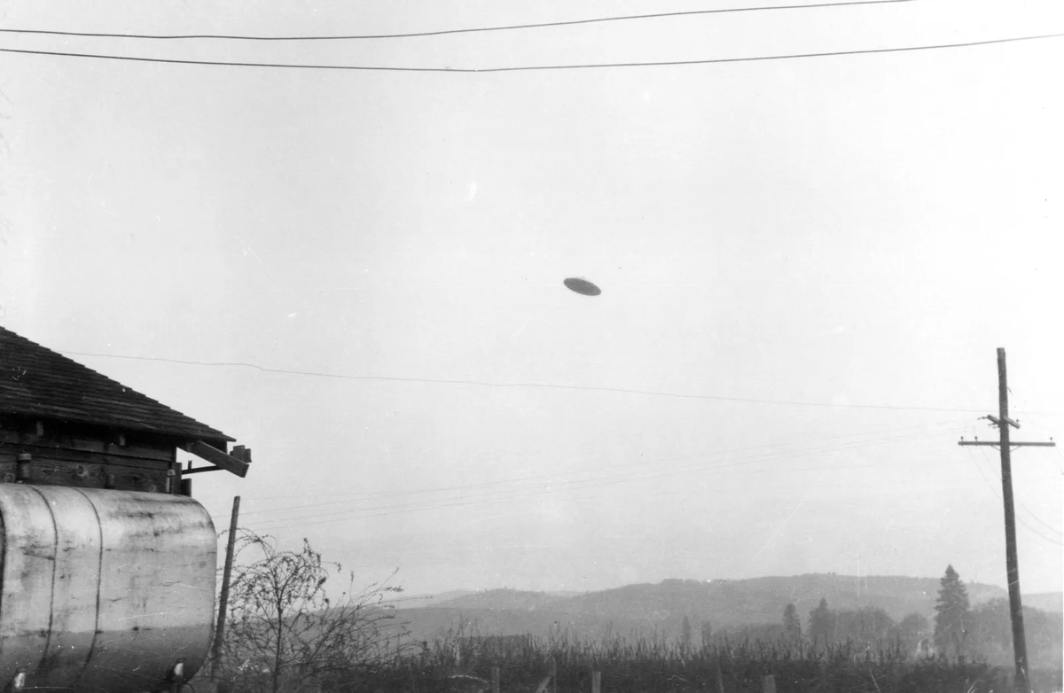 Một số chuyên gia như Jacques Vallée cho rằng UFO có thể không đến từ vũ trụ mà là sản phẩm của nền văn minh cổ trên Trái Đất, như Atlantis, đang cố ý ẩn mình và không can thiệp vào nhân loại hiện đại. (Ảnh: Britannica)