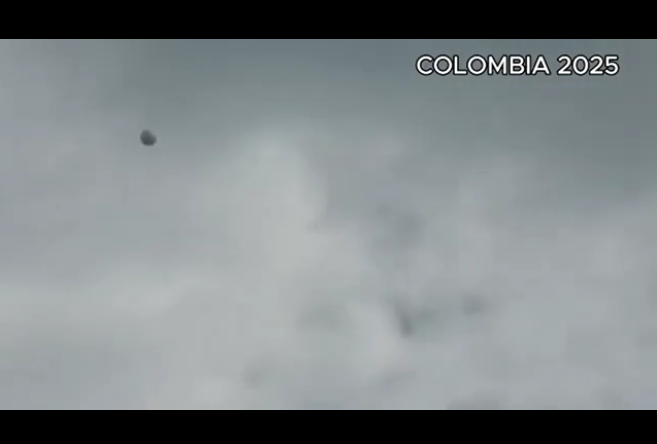 Vật thể nặng khoảng 2kg, lạnh như tủ lạnh khi chạm vào và di chuyển theo quỹ đạo lạ, khác với bất kỳ máy bay hay vệ tinh nào từng thấy.(Ảnh: Daily Mail)