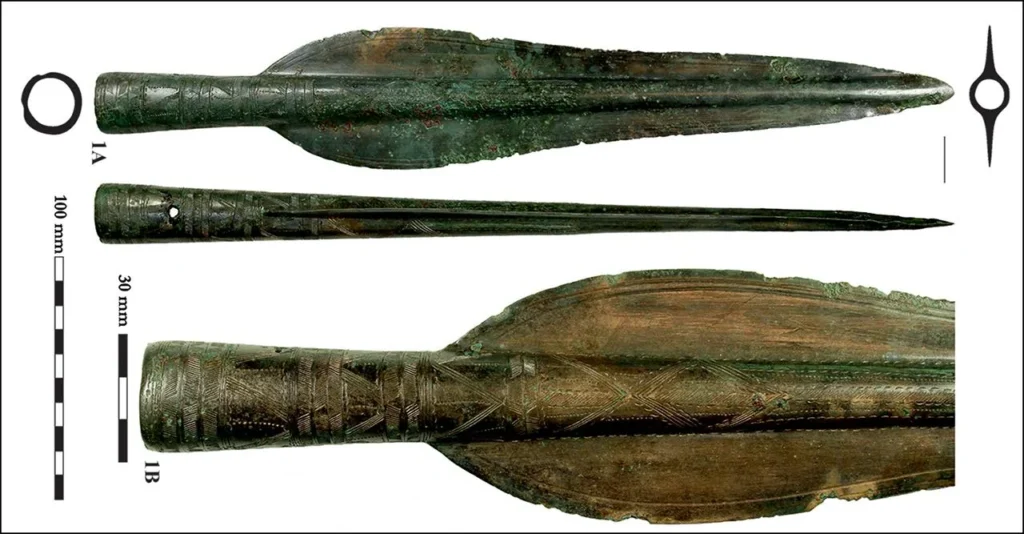 Hơn 900 hiện vật đã được khai quật, có niên đại từ 1.500 đến 3.400 năm trước, trải dài từ thời đại đồ đồng đến đầu thời kỳ đồ sắt.(Ảnh: arkeonews)