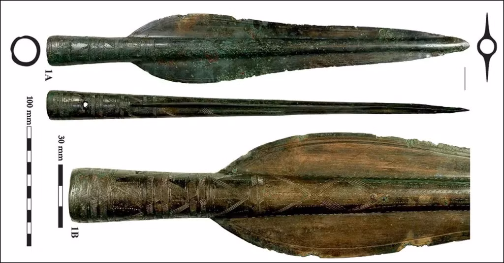 Hơn 900 hiện vật đã được khai quật, có niên đại từ 1.500 đến 3.400 năm trước, trải dài từ thời đại đồ đồng đến đầu thời kỳ đồ sắt.(Ảnh: arkeonews)