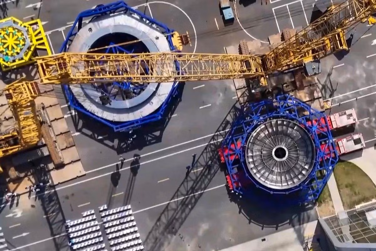 Trung Quốc đang hoàn thiện lò phản ứng tổng hợp hạt nhân siêu dẫn Tokamak thử nghiệm Plasma cháy (BEST) tại Hợp Phì, với trọng lượng lên tới 6.000 tấn và mục tiêu hoàn thành vào năm 2027. (Ảnh: Người đưa tin)