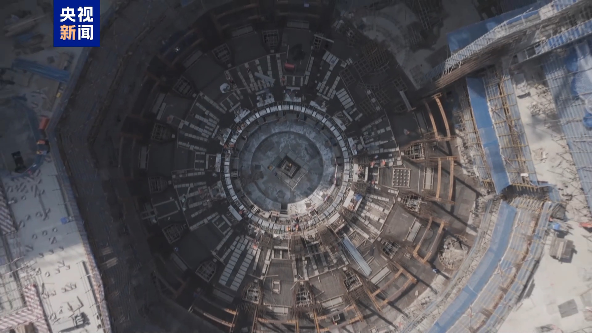 "Kỳ quan" nặng 6.000 tấn này sử dụng thiết kế hình bánh rán tokamak, nung nóng plasma vượt 100 triệu độ C, cao hơn cả lõi Mặt Trời, để hợp nhất hydro thành heli và tạo ra năng lượng. (Ảnh: dutenews)