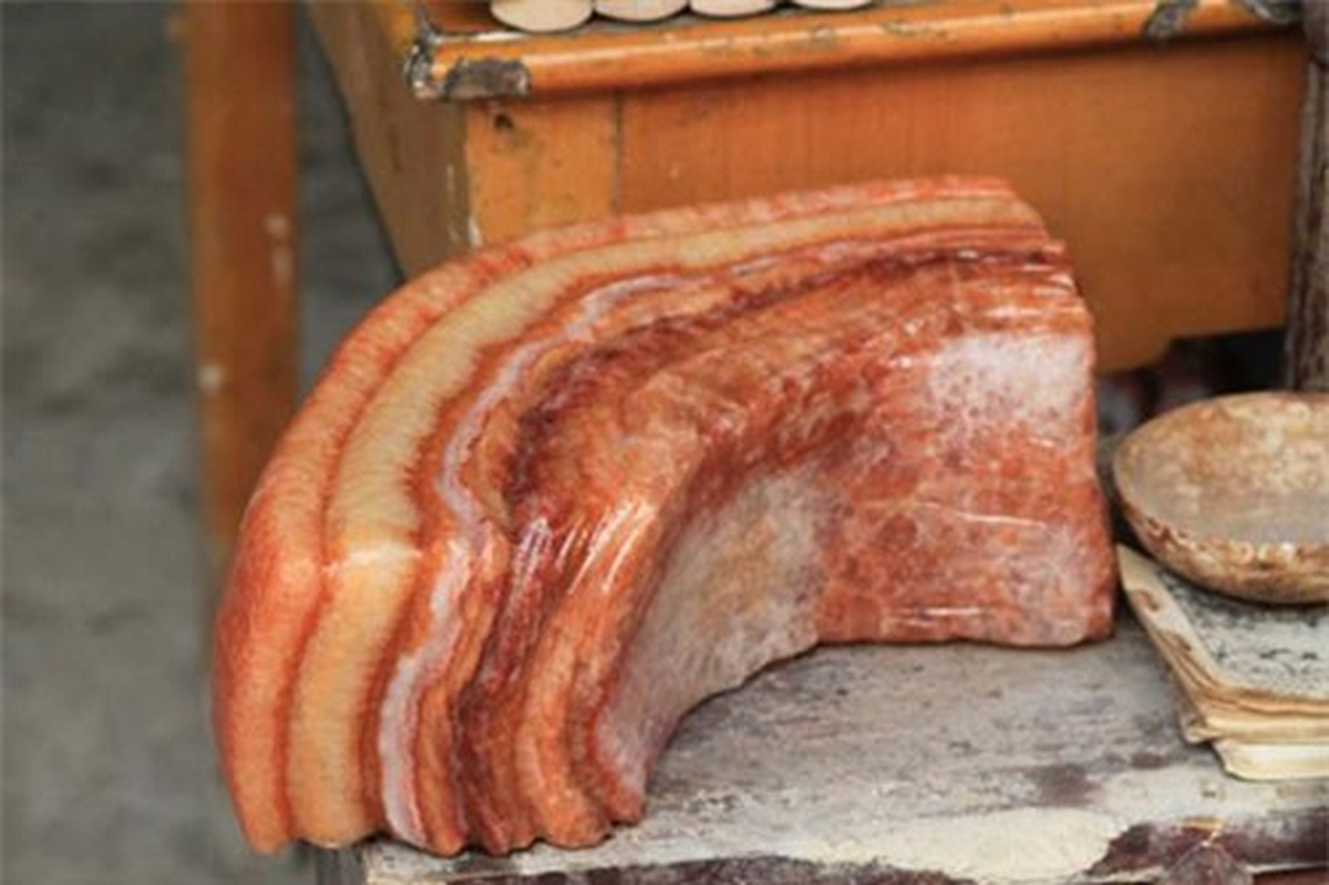 Đá thịt lợn là một loại đá thiên nhiên, đa số thuộc đá trầm tích, đá silic hoặc đá biến chất, trong quá trình vận động địa chất tiếp xúc với các khoáng chất khác, bị sắc hóa nên tạo thành hình dạng đặc thù như vậy. Đá thịt lợn quý giá ở chỗ nó có cả bì, các loại đá với màu đỏ và trắng đan xen có rất nhiều, nhưng chỉ có đá có cả bì mới được gọi là đá thịt lợn.