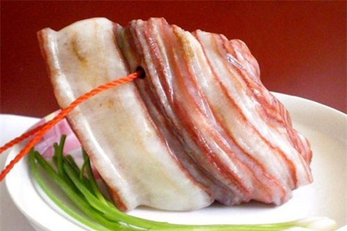 Tin về viên đá quý lan truyền, dân làng và người các nơi kéo đến xem đông. Ông nông dân phải cầu kỳ giấu viên đá vì sợ bị trộm mất. Sau khi biết giá trị thật, ông quyết định giữ làm vật gia truyền. Ông tin rằng càng để lâu giá trị càng tăng, có thể giúp đỡ con cháu sau này.