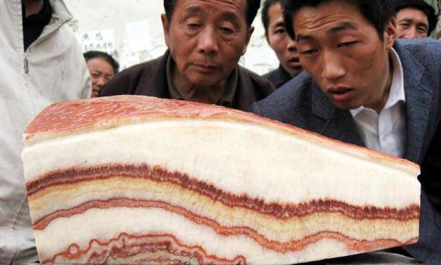 Một ông nông dân Trung Quốc đã tìm thấy viên đá có hình dạng giống hệt miếng thịt lợn trên núi. Ban đầu ông tưởng đó chỉ là vật vô giá trị nhưng sau đó phát hiện đây là bảo vật cực hiếm. Ông kiên quyết từ chối 300 triệu đồng khi có thương gia trả giá 100.000 tệ (khoảng 340 triệu đồng) để mua viên đá này. Ông nghi rằng đây có thể là kho báu giá trị hơn nhiều so với giá được đề nghị.