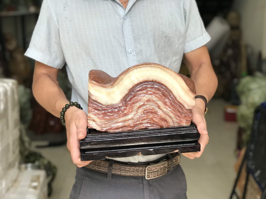 Điều kỳ lạ nhất của loại đá này là các lớp của đá trông rất giống các lớp da, mỡ và nạc ở thịt lợn. Và chính sự đặc biệt này khiến chúng trở nên nổi tiếng và có giá trị khủng. Không thể tin nổi khi mỗi viên đá có thể được bán với giá gần 4 tỷ đồng.