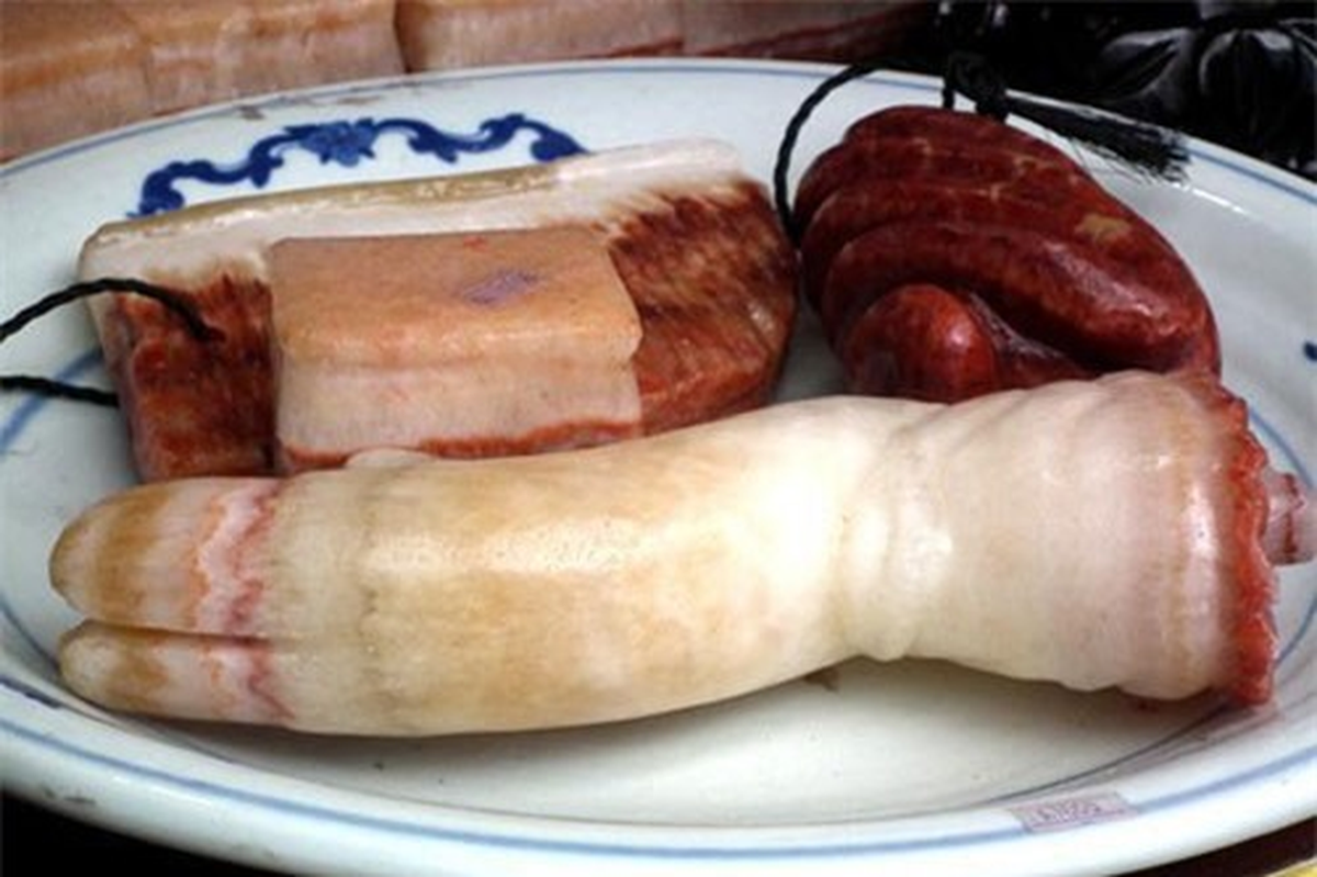 Đặc sắc ở chỗ nhiều phiến đá giống như miếng thịt ba chỉ, miếng thịt quay hay giống như chân giò lợn.