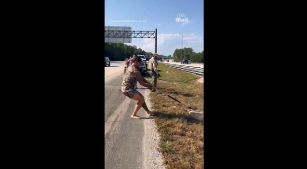 Sau vài phút giằng co, anh dùng gậy thòng lọng để bắt con vật, nhảy lên lưng, ghì chặt bằng trọng lượng cơ thể và dán kín hàm cá sấu bằng băng keo. Với sự hỗ trợ của cảnh sát, con cá sấu được đưa lên thùng xe bán tải để xử lý theo quy định.(Ảnh:Tiền phong)