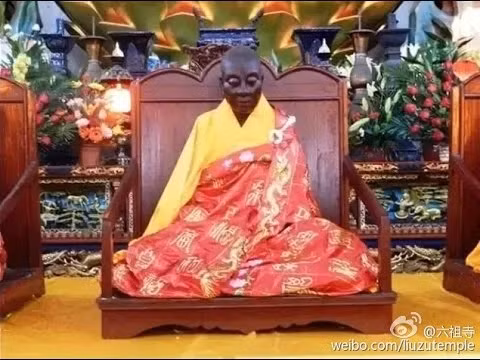 Trong cuộc Cách mạng Văn hóa, hồng vệ binh từng dùng búa tạ đập vào ngực ông nhưng bất ngờ phát hiện các bộ phận bên trong vẫn nguyên vẹn, gây chấn động dư luận.