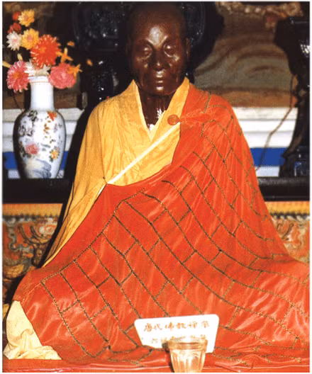 1. Thân xác bất hoại của Đại sư Huệ Năng: Đây là một trong những bí ẩn chưa có lời giải tại Trung Quốc. Đại sư Huệ Năng, một cao tăng thời Đường, có nhục thân bất hoại và hiện vẫn được thờ tại Nam Hoa Tự, Quảng Đông.