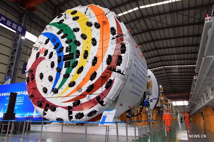 Cỗ máy được sử dụng để xây dựng đường hầm dài 34 km thuộc dự án đường sắt nối Đại Lý và Thụy Lệ ở tỉnh Vân Nam. (Ảnh: Xinhua)