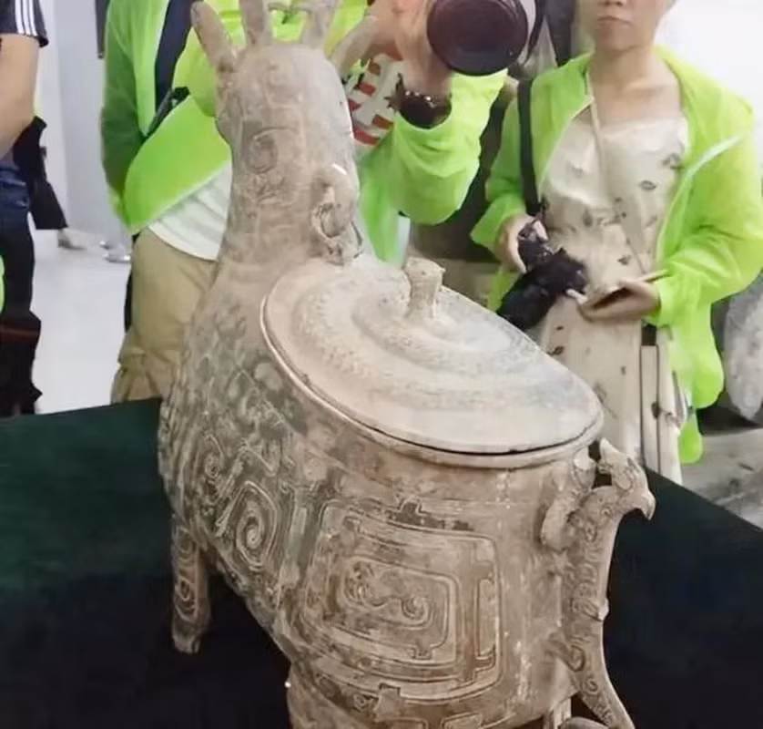 Ông Trần chia sẻ: "Nếu bán các cổ vật này, tôi có thể đang tiếp tay cho buôn bán bất hợp pháp và có thể gặp rủi ro pháp lý. Hơn nữa, đây là những di sản quý giá của quốc gia, cần được bảo vệ và gìn giữ".(Ảnh: Người đưa tin)