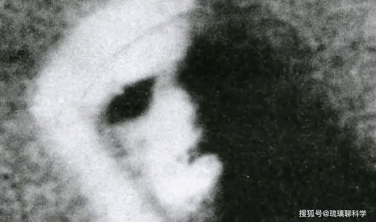 Tháng 4/2025, xe tự hành Sao Hỏa Curiosity của NASA chụp được hình ảnh một ngọn núi đá có hình dạng giống khuôn mặt người, rõ ràng và chi tiết đến mức gây chấn động. So với bức ảnh nổi tiếng của tàu Viking 1, hình ảnh này sắc nét và chi tiết hơn, với cấu trúc sống mũi có vết lõm hình học gần như đối xứng. (Ảnh: Thanh niên Việt)