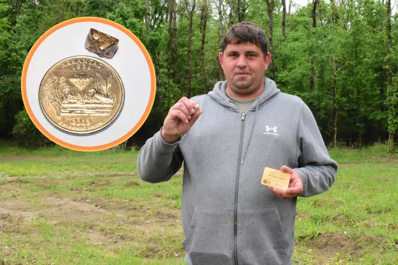 Anh David DeCook, một nhà sưu tầm đá quý từ bang Minnesota, Mỹ, đã tình cờ nhặt được một viên kim cương nâu ánh đồng nặng 3,81 carat tại Công viên Crater of Diamonds ở Arkansas vào cuối tháng 4. (Ảnh: Arkansas Crater of Diamonds State Park)