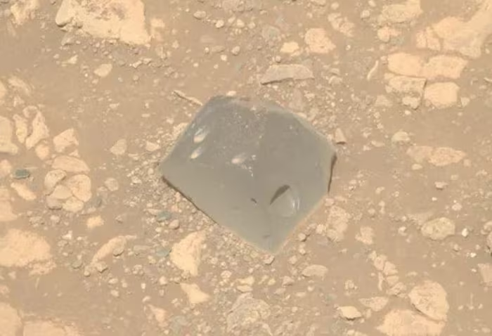 NASA vừa phát hiện một khối đá bí ẩn trên sao Hỏa, được đặt tên là "Skull Hill" (Đồi Hộp Sọ), nằm ở rìa miệng hố Jezero – nơi từng là đáy của một hồ nước cổ xưa. Khối đá có màu đen, bề mặt lỗ chỗ, và không giống bất kỳ loại đá nào từng được ghi nhận tại khu vực này. (Ảnh: SciTechDaily)