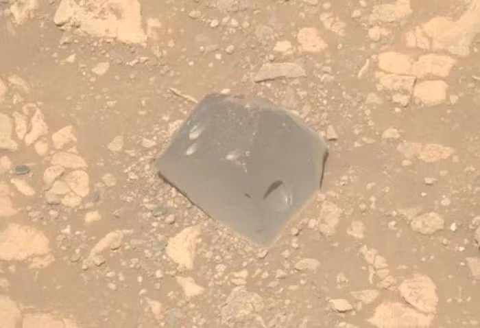 NASA vừa phát hiện một khối đá bí ẩn trên sao Hỏa, được đặt tên là "Skull Hill" (Đồi Hộp Sọ), nằm ở rìa miệng hố Jezero – nơi từng là đáy của một hồ nước cổ xưa. Khối đá có màu đen, bề mặt lỗ chỗ, và không giống bất kỳ loại đá nào từng được ghi nhận tại khu vực này. (Ảnh: SciTechDaily)