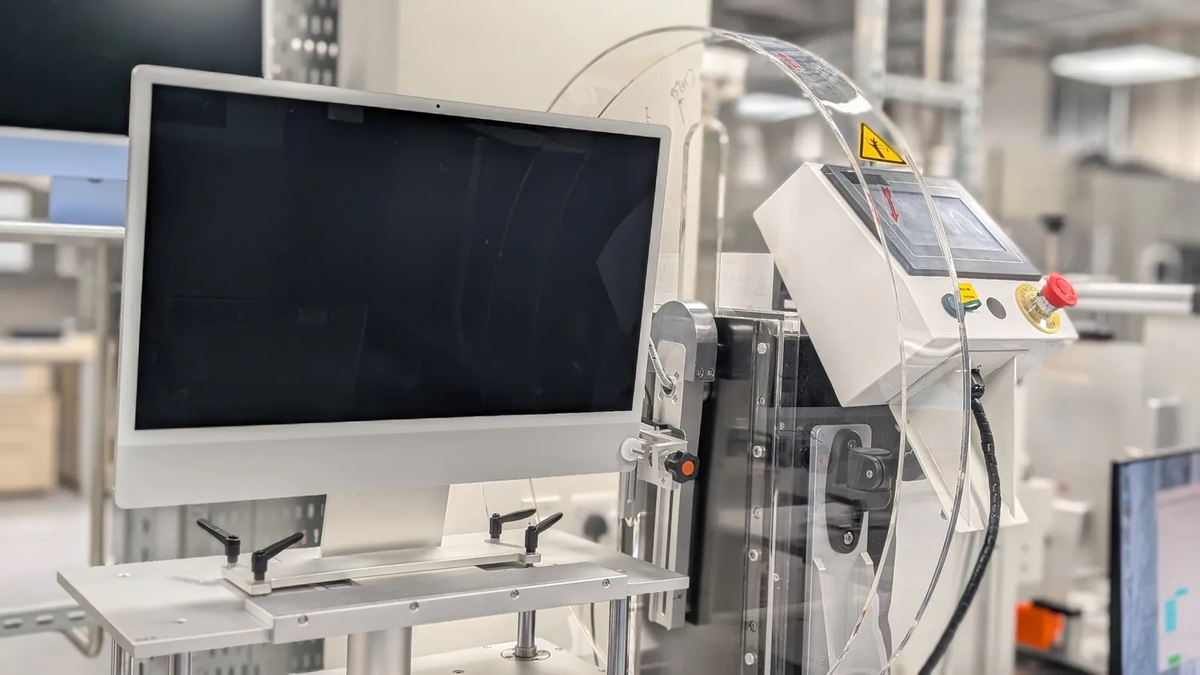 Hãng đã đạt tỷ lệ tái chế 100% cho vỏ nhôm MacBook Air và 99% với các kim loại quý như vàng, thiếc, cobalt và đất hiếm.(Ảnh: Wallpaper)