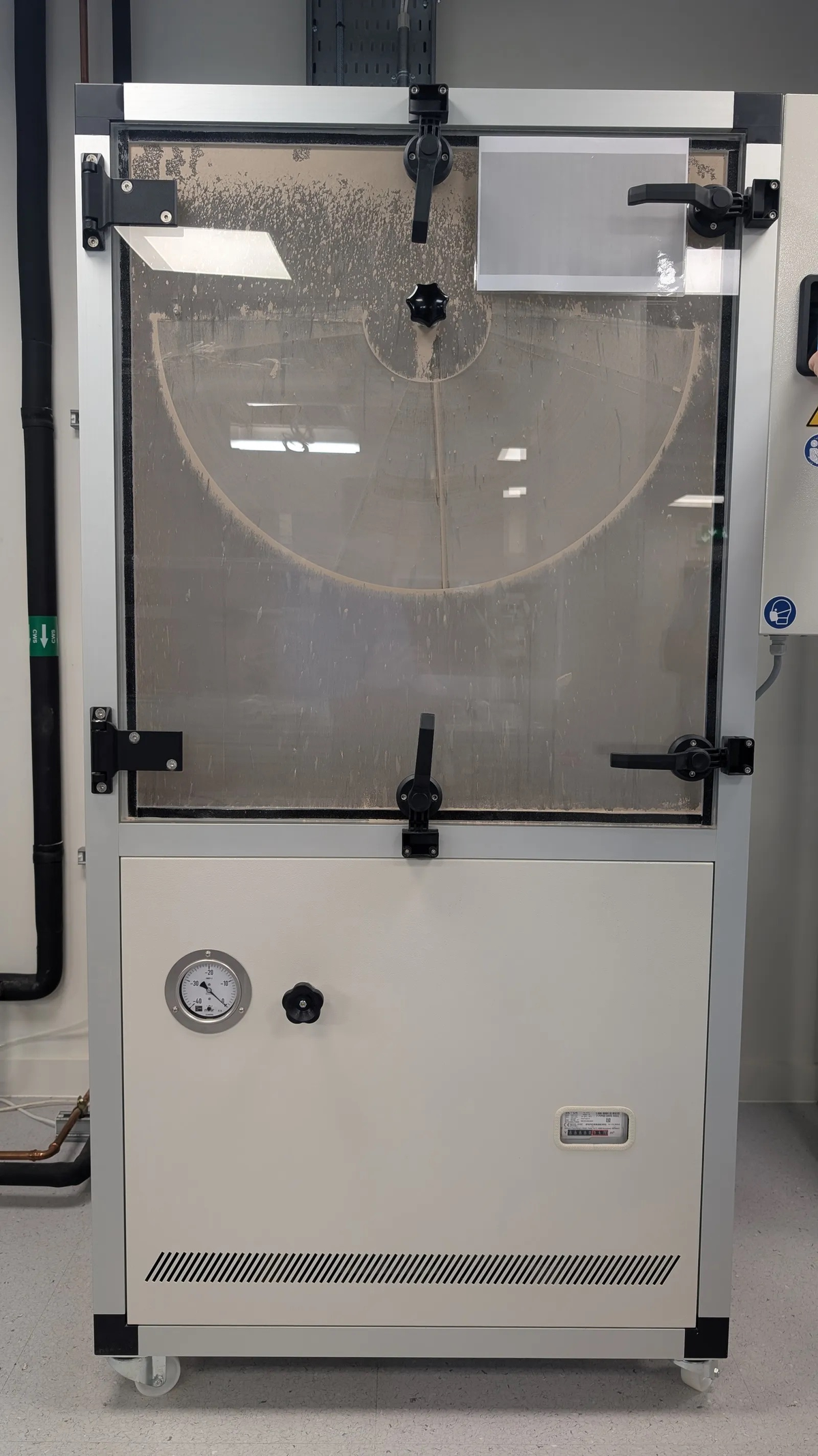 Apple gọi đây là "phòng tra tấn" thiết bị, nhằm đảm bảo độ bền tối đa và tuổi thọ cao cho các sản phẩm. (Ảnh: Wallpaper)