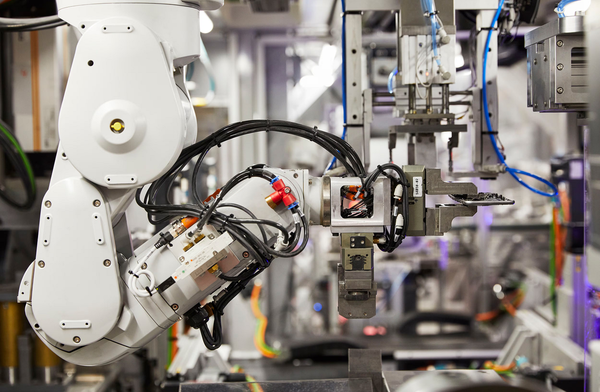 Robot Daisy, chỉ có 2 chiếc trên thế giới, có thể tháo rời tới 2,4 triệu iPhone mỗi năm để tái chế linh kiện. (Ảnh: The Irish Times)