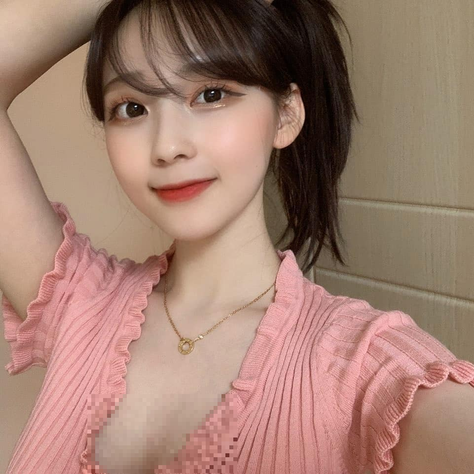 Từ hình ảnh trong sáng, nhẹ nhàng, cô nhanh chóng biến hóa thành một nữ streamer gợi cảm và nổi bật trên nền tảng AfreecaTV.