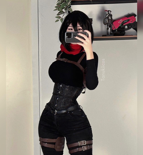 Đã không ít lần nữ coser “chơi lớn”, khoe trọn các đường cong bằng nhiều tư thế quyến rũ, khiến ai cũng phải thích thú ngay từ cái nhìn đầu tiên. (Ảnh: IGNV)