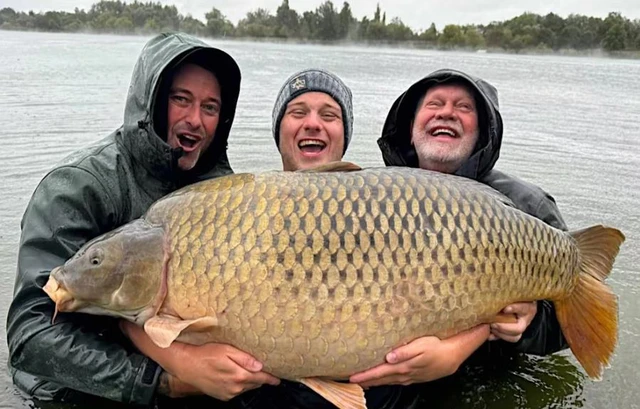 Trước đó, anh đã câu được một con cá nặng 35kg, nhưng ngay sau khi thả nó, cần câu còn lại của anh bùng nổ, dẫn đến một trận đấu căng thẳng với con cá khổng lồ. (Ảnh: Người đưa tin)