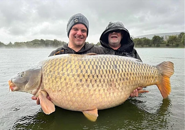 Vào tháng 9 năm ngoái, cũng tại ngư trường Euro Aqua, Kacper Stepien, một người câu cá lâu năm tại Euro Aqua, Hungary, đã đạt được thành tích đáng kinh ngạc khi bắt được con cá chép nặng 47,4kg. (Ảnh: Người đưa tin)