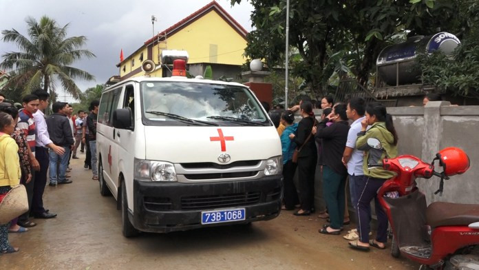 Ban giao thi the 3 nan nhan Quang Binh trong vu 39 nguoi chet trong container o Anh-Hinh-2