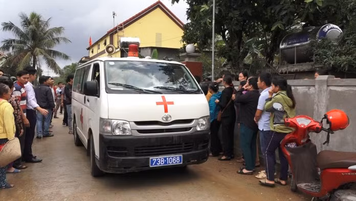 Ban giao thi the 3 nan nhan Quang Binh trong vu 39 nguoi chet trong container o Anh-Hinh-2