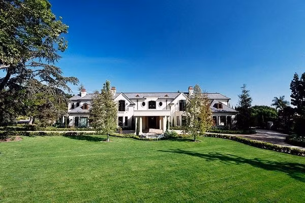 Để giấu gia đình và dư luận về các mối tình vụng trộm, nhiều đại gia Trung Quốc đã chọn cách đưa nhân tình ra nước ngoài, mua biệt thự hạng sang để cùng sinh sống trụy lạc. Trong hình là căn hộ triệu đô mà đại gia Trung Quốc mua cho tình nhân ở Rowland Heights, Mỹ.