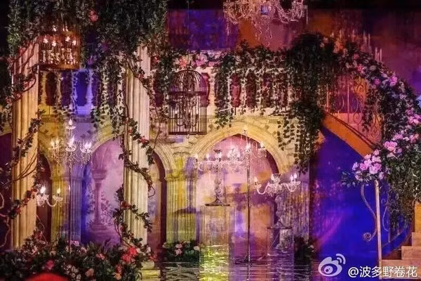 Sân khấu chính như một lâu đài.