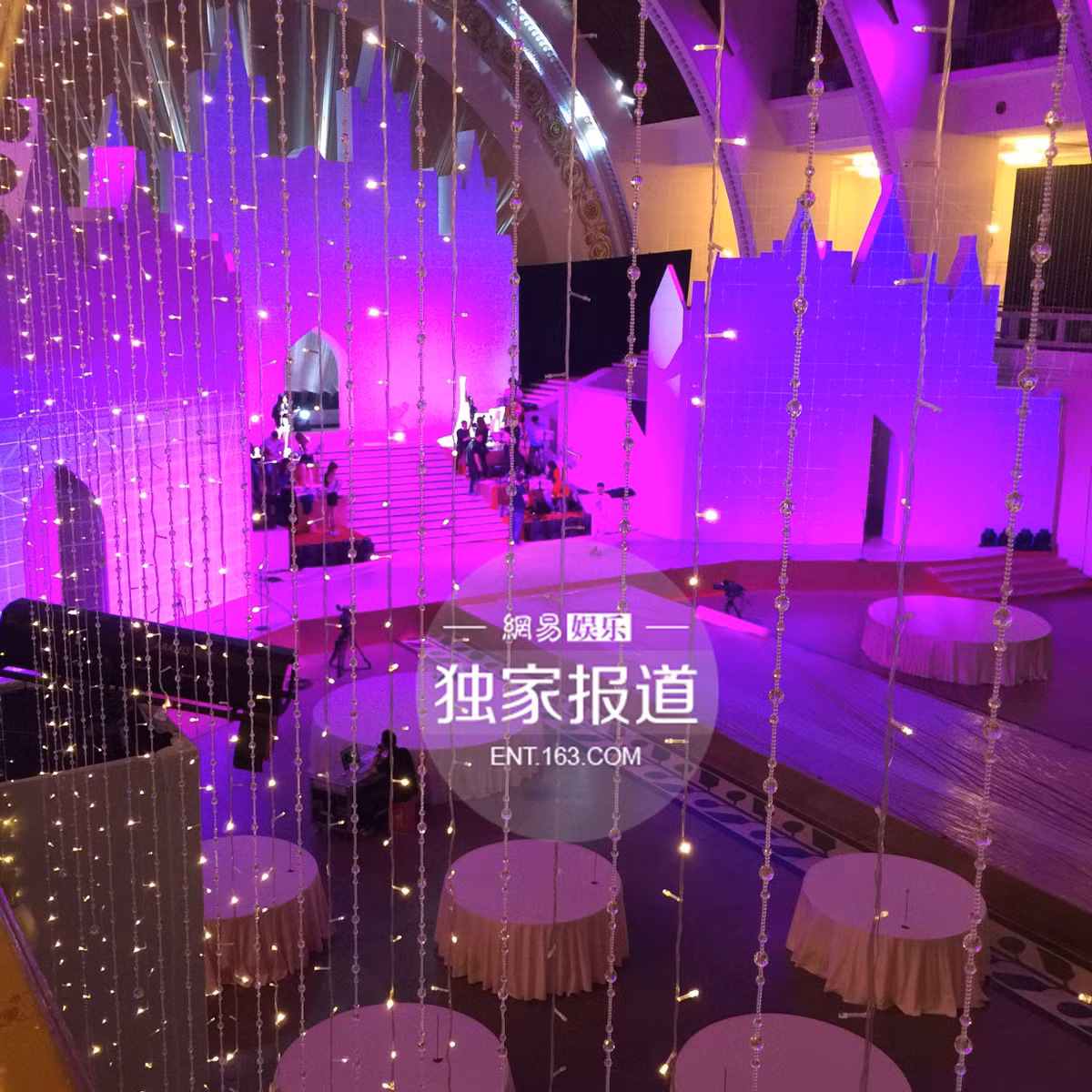 Khu vực bàn tiệc cho khách mời tham dự đám cưới của Huỳnh Hiểu Minh và Angela Baby.