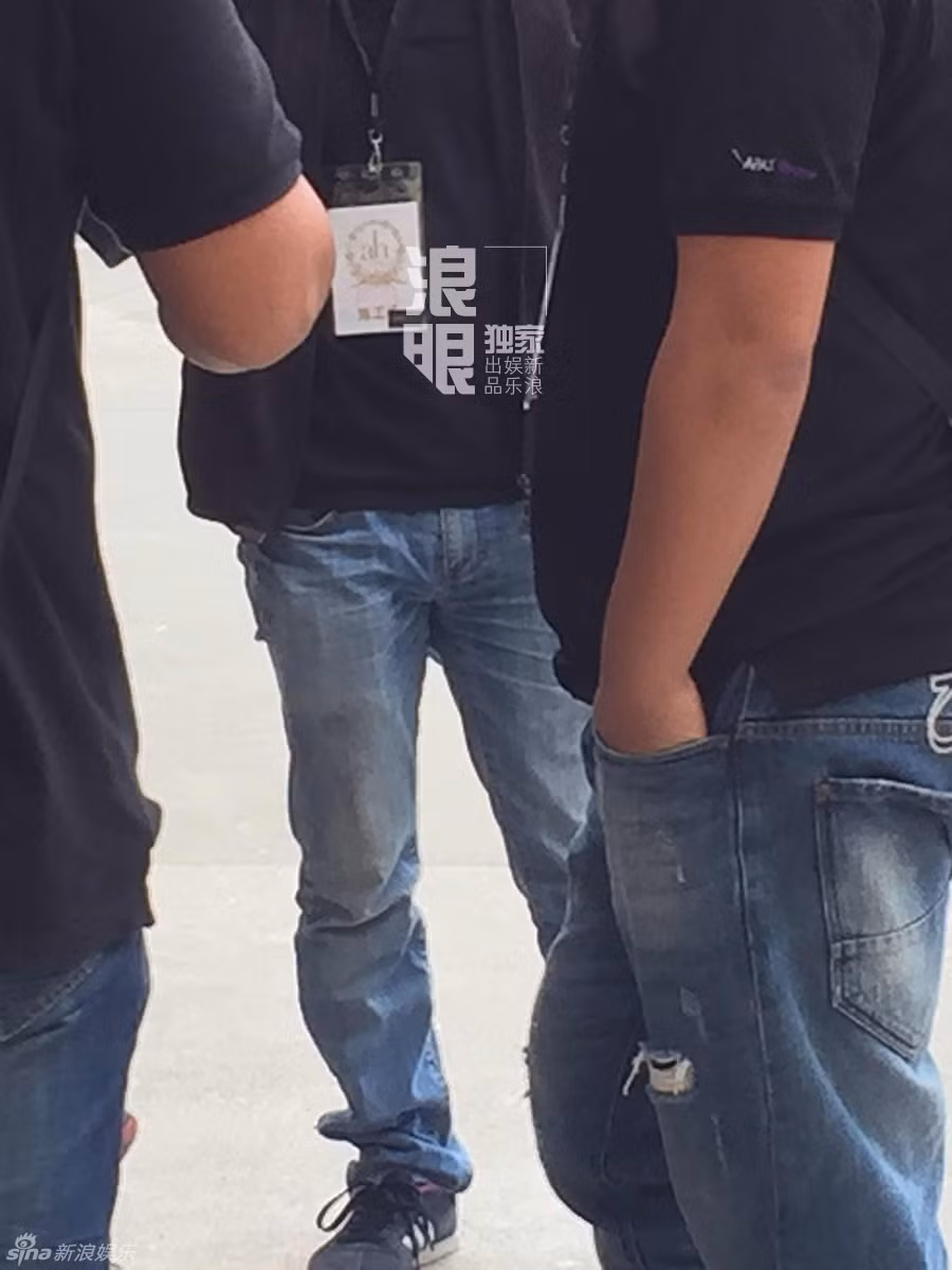 Cô dâu chú rể cũng chi tiền để thuê đội ngũ an ninh bảo vệ đứng ở khắp nơi quanh nơi tổ chức tiệc cưới.