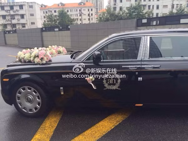 Những chiếc xe hoa sang trọng cũng được trang hoàng lộng lẫy và sẵn sàng thực hiện nhiệm vụ.