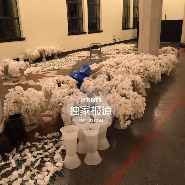 Chủ nhân không ngại bỏ tiền mua hoa tươi ngập tràn để trang trí không gian tiệc cưới.