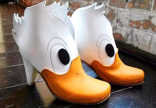 Giày mỏ vịt cá tính.