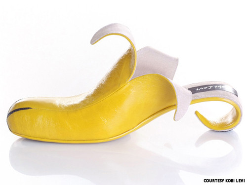 Giày hình quả chuối vàng thu hút mọi ánh nhìn.