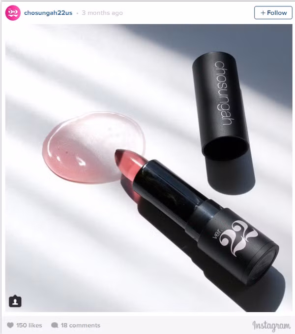 Son thạch của Cho Sung Ah có phần vỏ đen sang trọng nhưng màu sắc lại tươi tắn, mùi hương ngọt ngào hợp với các cô gái trẻ.