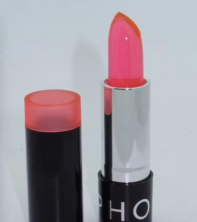 Khi lên môi, son Cho Sung Ah không bị quá bóng như các dòng son dưỡng thông thường mà trông mềm, mượt như lụa nhờ chiết xuất vitamin E và dầu argan.